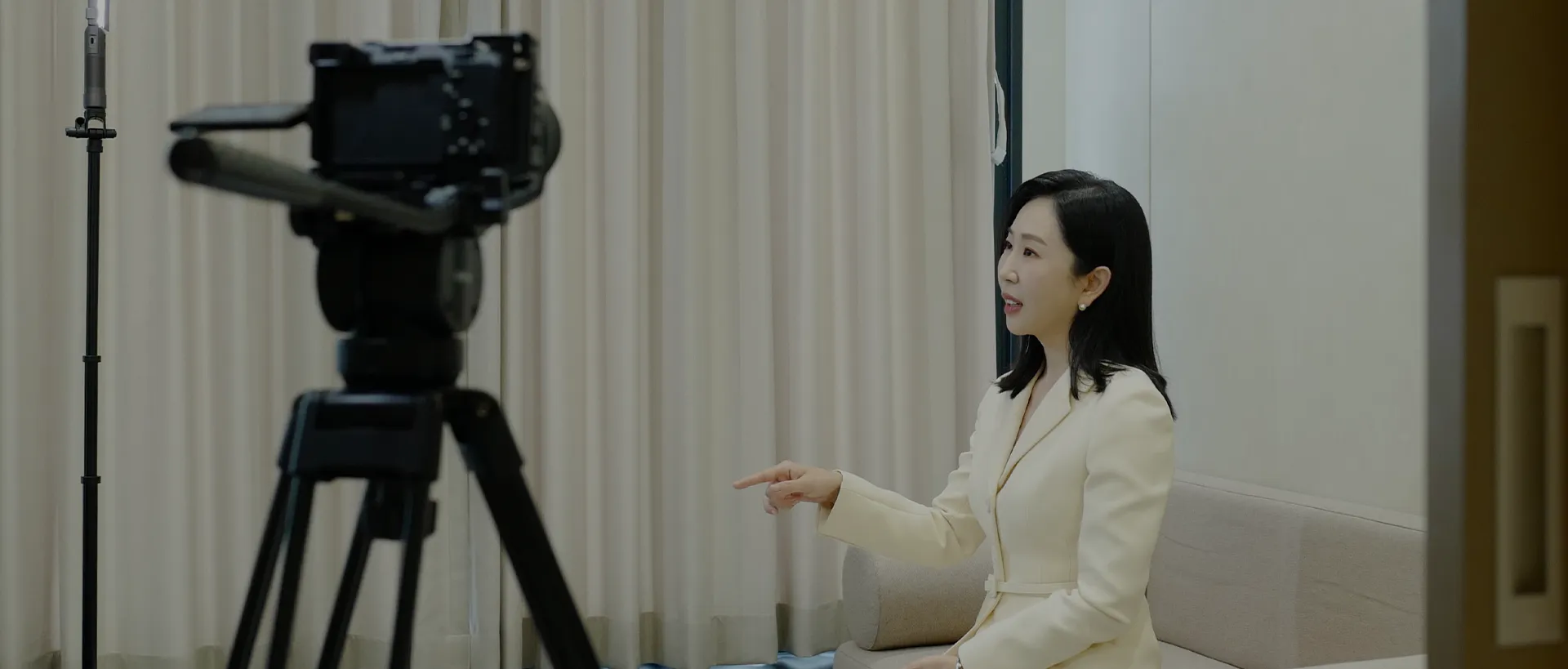 카메라 앞에서 촬영 중인 대표원장
