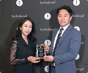 하이드라페이셜 시상식에서 상패를 받는 대표원장