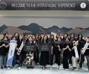 하이드라페이셜 행사장에서 단체 사진을 찍은 의료진