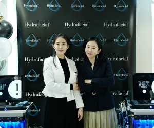 하이드라페이셜 포토월 앞에 선 대표원장