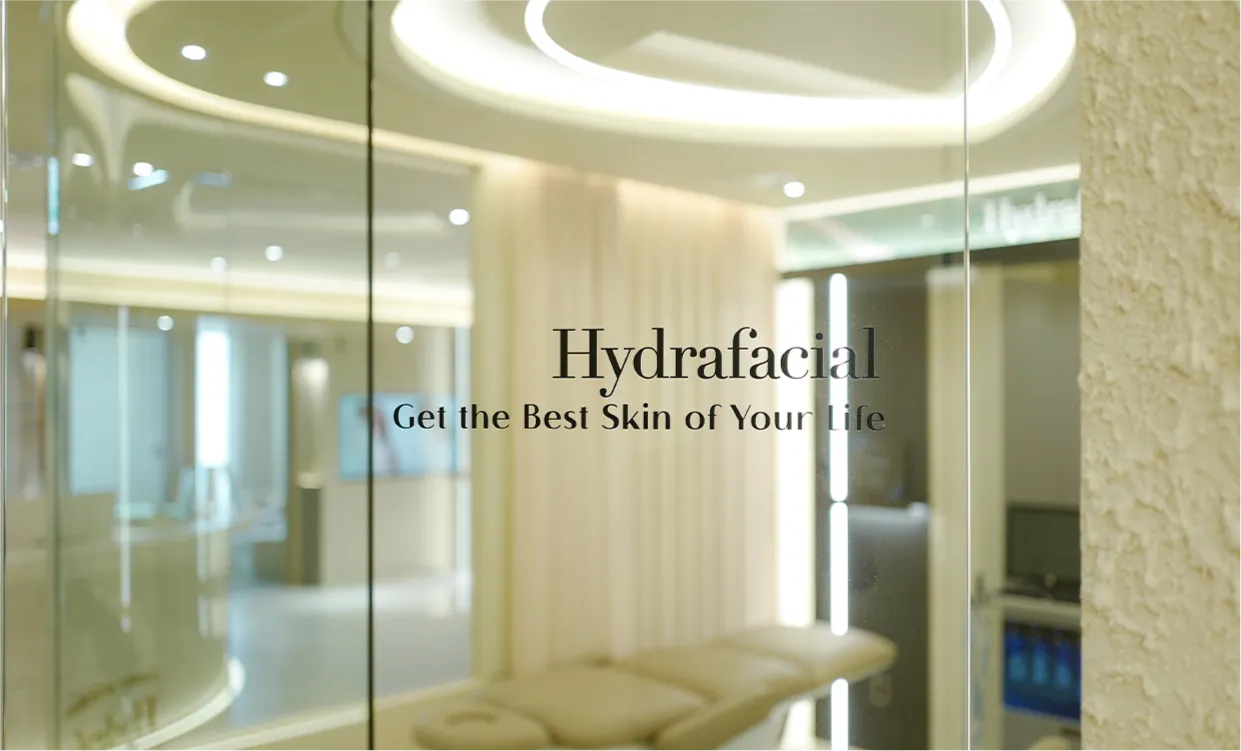 'Get the Best Skin of Your Life' 문구가 새겨진 하이드라페이셜 전용실 입구
