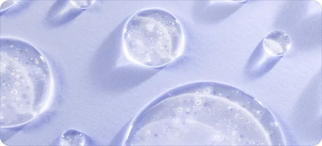 연보라 바탕에 놓인 투명한 물방울