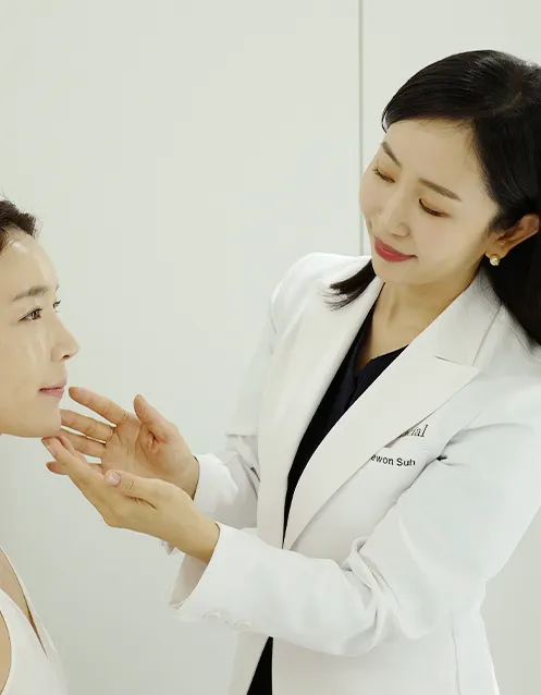 환자의 얼굴을 살피며 상담하는 대표원장