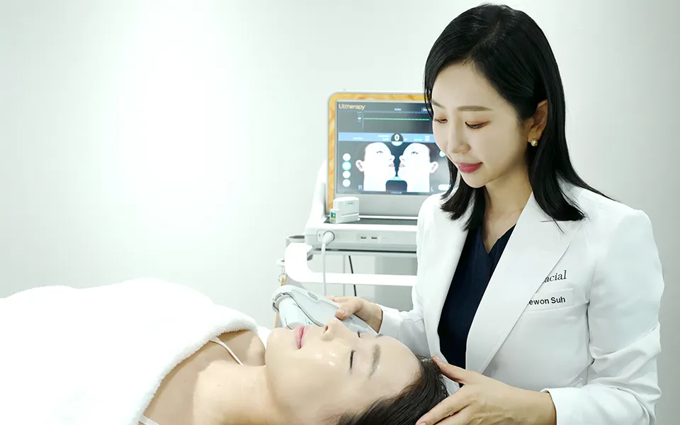 누워 있는 환자 옆에서 울쎄라 장비를 조작하는 의료진